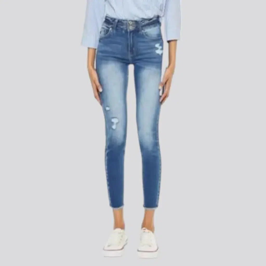 Cutoff-bottoms distressed jeans for women